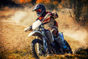 Moto da enduro su percorso sterrato