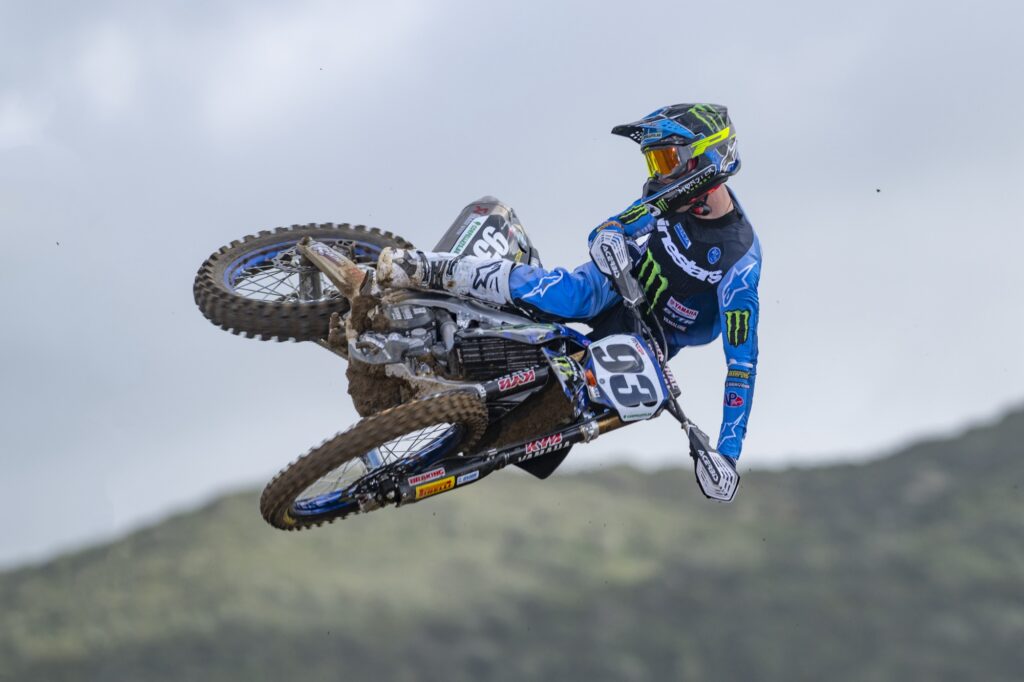 Yamaha e Jago Geerts si separano dopo otto anni di successi nel motocross mondiale. Tutta la carriera, i numeri, le vittorie e il futuro del pilota belga raccontati in un approfondimento completo.