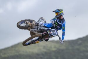 Yamaha e Jago Geerts si separano dopo otto anni di successi nel motocross mondiale. Tutta la carriera, i numeri, le vittorie e il futuro del pilota belga raccontati in un approfondimento completo.