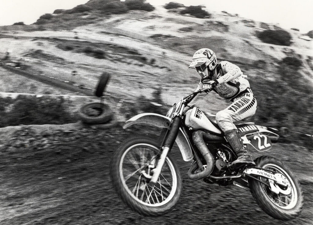Scopri la storia del motocross: dalle prime gare inglesi agli eroi moderni del Mondiale MXGP. Origini, evoluzione tecnica e piloti leggendari.