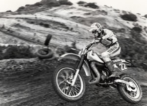 Scopri la storia del motocross: dalle prime gare inglesi agli eroi moderni del Mondiale MXGP. Origini, evoluzione tecnica e piloti leggendari.