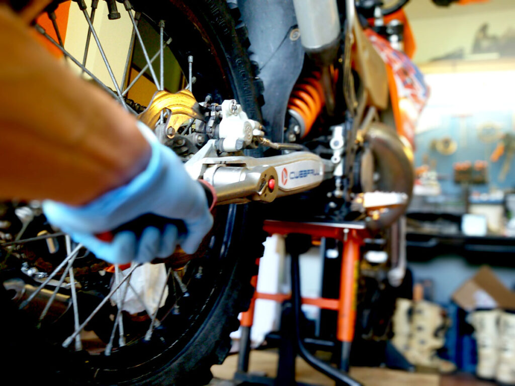 Manutenzione moto da cross: la guida completa per tenerla sempre al top