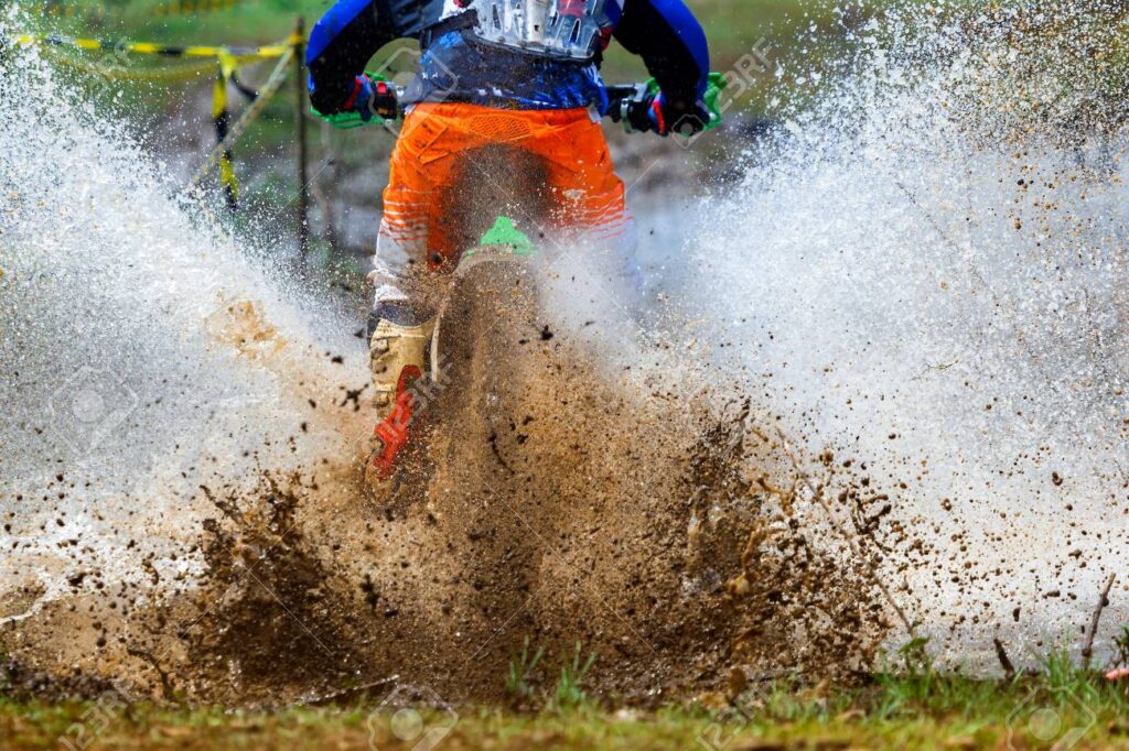 Enduro nel fango: come restare in piedi quando sembra impossibile