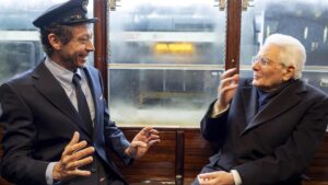 Valentino Rossi guida il tram 26: Milano celebra lo sport ai Giochi Invernali 2026