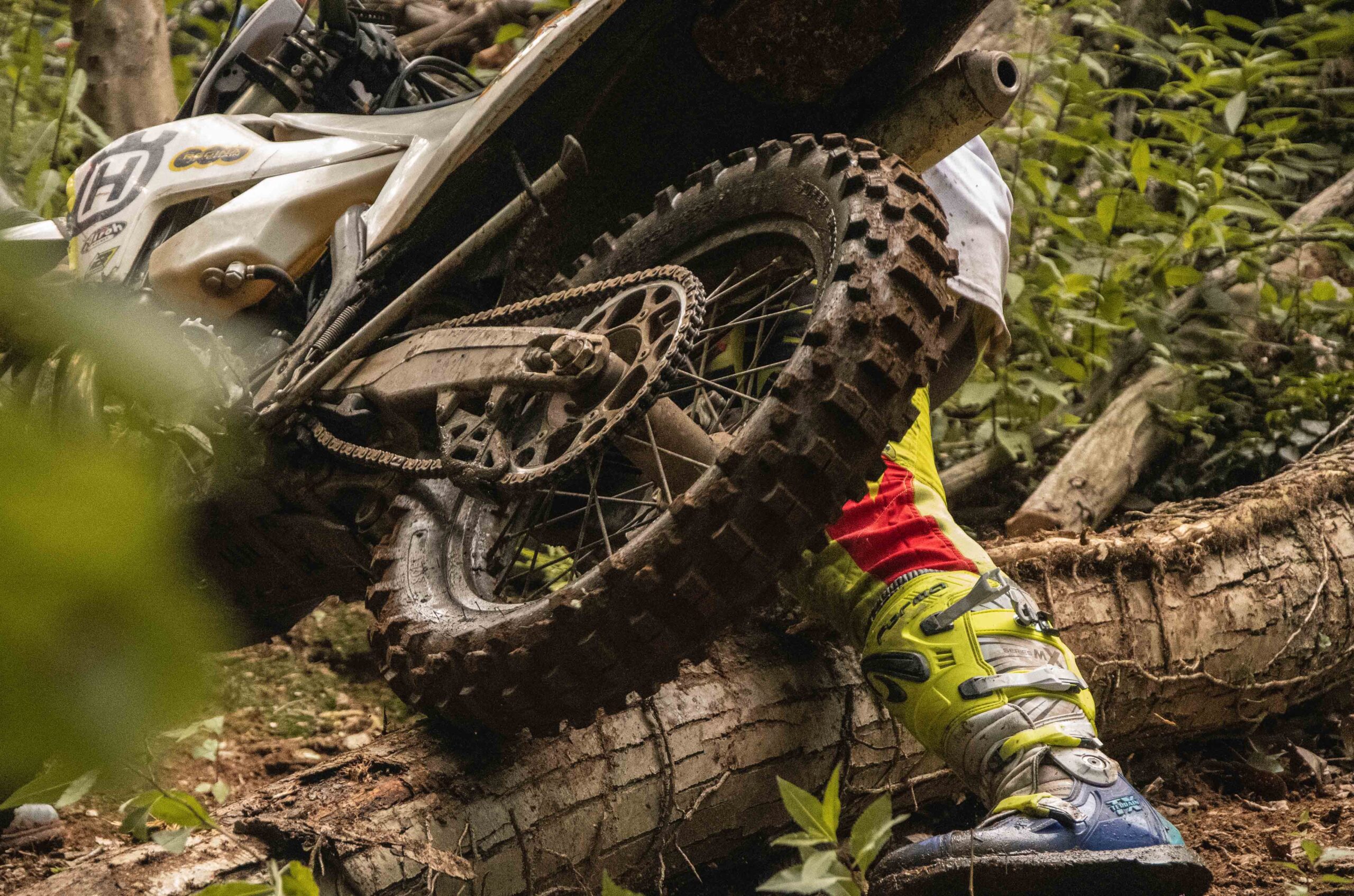 Come vestirsi per fare enduro: guida completa per principianti ed esperti
