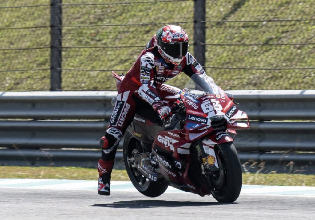 Nei test MotoGP di Sepang 2026 Pecco Bagnaia convince per ritmo e costanza. Ducati migliora, Sprint positiva e futuro sempre più chiaro.