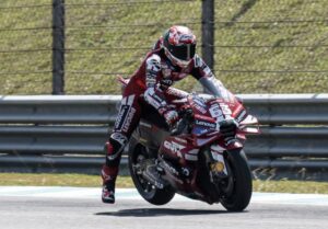 Nei test MotoGP di Sepang 2026 Pecco Bagnaia convince per ritmo e costanza. Ducati migliora, Sprint positiva e futuro sempre più chiaro.